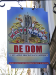 908361 Afbeelding van het uithangbord 'Roti Shop De Dom', met een afbeelding van de Domtoren, aan de gevel van het pand ...